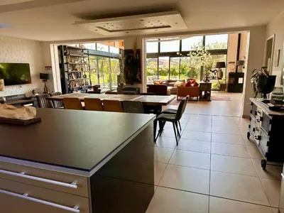 Cuisine ou kitchenette dans l'établissement Villa du Siéck bord de mer piscine 14 P