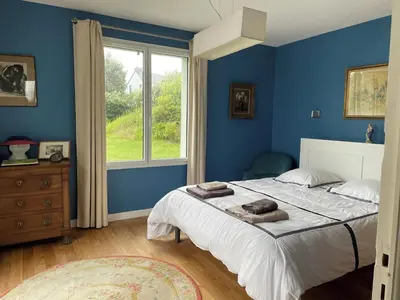 Un ou plusieurs lits dans un hébergement de l'établissement Villa spacieuse avec piscine à Plounéour-Brignogan