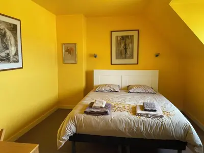Un ou plusieurs lits dans un hébergement de l'établissement Villa spacieuse avec piscine à Plounéour-Brignogan