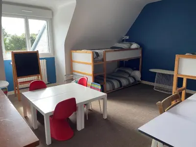 Un ou plusieurs lits dans un hébergement de l'établissement Villa spacieuse avec piscine à Plounéour-Brignogan