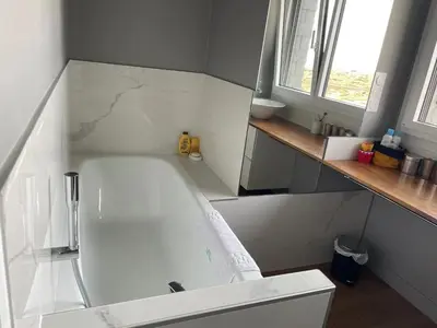 Salle de bains dans l'établissement Villa spacieuse avec piscine à Plounéour-Brignogan