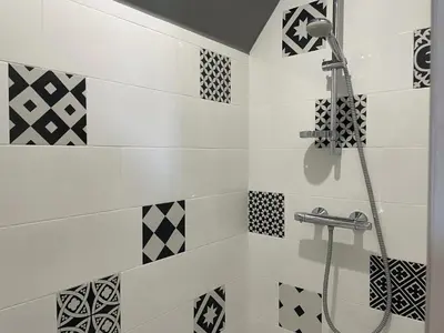 Salle de bains dans l'établissement Villa spacieuse avec piscine à Plounéour-Brignogan
