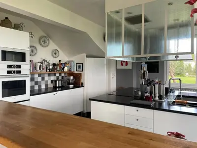 Cuisine ou kitchenette dans l'établissement Villa spacieuse avec piscine à Plounéour-Brignogan