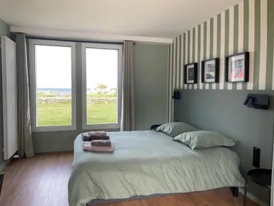 Un ou plusieurs lits dans un hébergement de l'établissement Villa spacieuse avec piscine à Plounéour-Brignogan