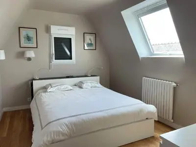 Un ou plusieurs lits dans un hébergement de l'établissement Villa spacieuse avec piscine à Plounéour-Brignogan