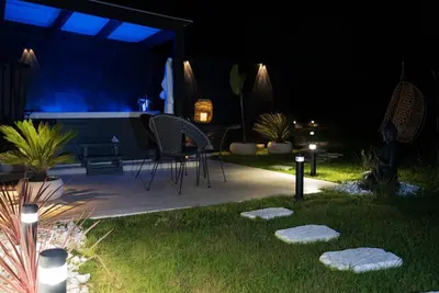 Jardin de l'établissement Premium suite with jacuzzi 4 étoiles