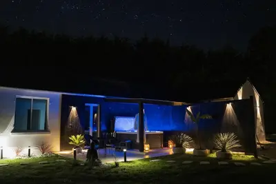 Jardin de l'établissement Premium suite with jacuzzi 4 étoiles