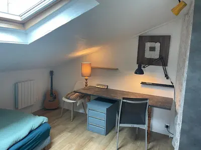 Un ou plusieurs lits dans un hébergement de l'établissement Chambre calme au dessus d'un atelier, kitchenette, douche et toilettes dédiées