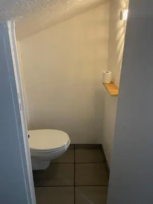 Salle de bains dans l'établissement Chambre calme au dessus d'un atelier, kitchenette, douche et toilettes dédiées