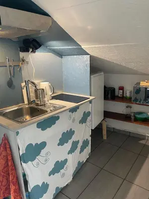 Cuisine ou kitchenette dans l'établissement Chambre calme au dessus d'un atelier, kitchenette, douche et toilettes dédiées