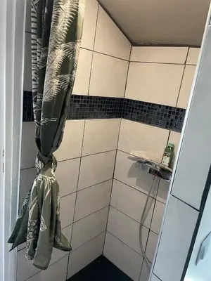 Salle de bains dans l'établissement Chambre calme au dessus d'un atelier, kitchenette, douche et toilettes dédiées