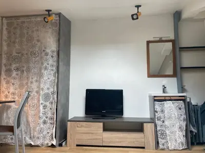 Télévision ou salle de divertissement dans l'établissement Chambre calme au dessus d'un atelier, kitchenette, douche et toilettes dédiées