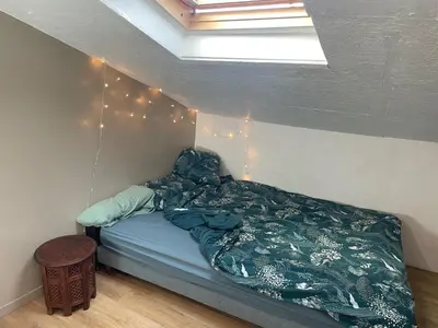 Un ou plusieurs lits dans un hébergement de l'établissement Chambre calme au dessus d'un atelier, kitchenette, douche et toilettes dédiées