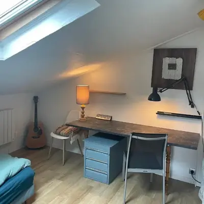 Chambre calme au dessus d'un atelier