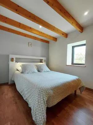 Un ou plusieurs lits dans un hébergement de l'établissement Maison cosy, plage à pied & jardin - Holim' Prest