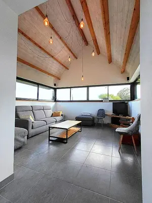 Coin salon dans l'établissement Maison cosy, plage à pied & jardin - Holim' Prest