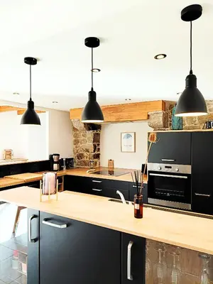 Cuisine ou kitchenette dans l'établissement Maison cosy, plage à pied & jardin - Holim' Prest