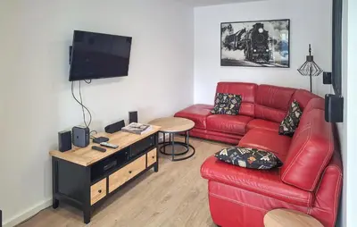Télévision ou salle de divertissement dans l'établissement Amazing Home In Cléder With Wifi