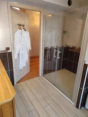Salle de bains dans l'établissement Hôtel Restaurant Le Bretagne