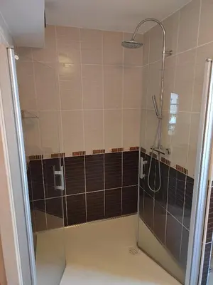 Salle de bains dans l'établissement Hôtel Restaurant Le Bretagne