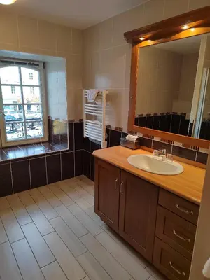 Salle de bains dans l'établissement Hôtel Restaurant Le Bretagne
