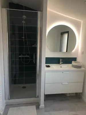 Salle de bains dans l'établissement Les Abeilles du Corsen