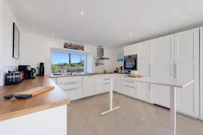 Cuisine ou kitchenette dans l'établissement Ty Bidou, maison proche de la mer