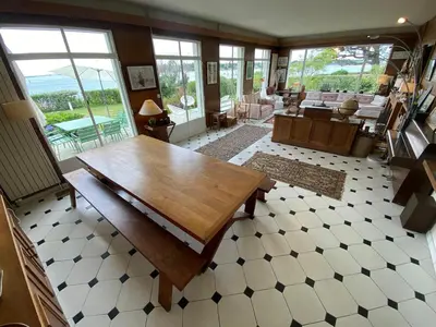 Coin salon dans l'établissement Villa Poulquer Vue mer panoramique à 180 degrés 10 personnes