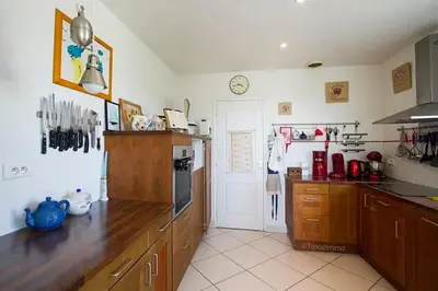Cuisine ou kitchenette dans l'établissement Tipoz'Immo - maison Les Coquillages - vue mer - animaux bienvenus - fibre inclus - linge inclus et lits faits - terrasse et jardin - parking gratuit - proche des commerces et des attractions touristiques