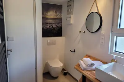Salle de bains dans l'établissement Tipoz'Immo - Brise Marine 2 accès direct plage - vue mer du jardin - spot de surf - wifi inclus - linge inclus et lits faits - parking gratuit - proches des commerces