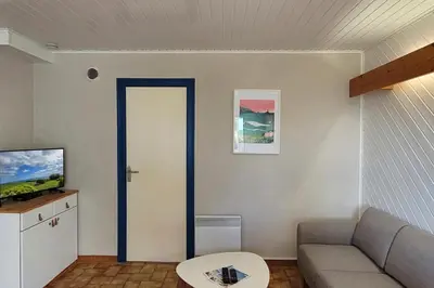Télévision ou salle de divertissement dans l'établissement Tipoz'Immo - Brise Marine 2 accès direct plage - vue mer du jardin - spot de surf - wifi inclus - linge inclus et lits faits - parking gratuit - proches des commerces
