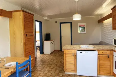Cuisine ou kitchenette dans l'établissement Tipoz'Immo - Brise Marine 2 accès direct plage - vue mer du jardin - spot de surf - wifi inclus - linge inclus et lits faits - parking gratuit - proches des commerces