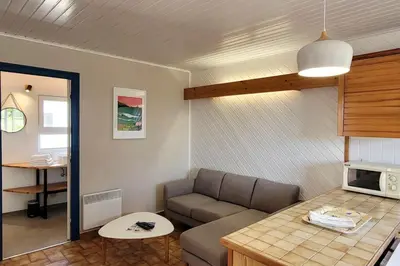 Coin salon dans l'établissement Tipoz'Immo - Brise Marine 2 accès direct plage - vue mer du jardin - spot de surf - wifi inclus - linge inclus et lits faits - parking gratuit - proches des commerces