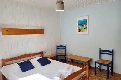 Un ou plusieurs lits dans un hébergement de l'établissement Tipoz'Immo - Brise Marine 2 accès direct plage - vue mer du jardin - spot de surf - wifi inclus - linge inclus et lits faits - parking gratuit - proches des commerces