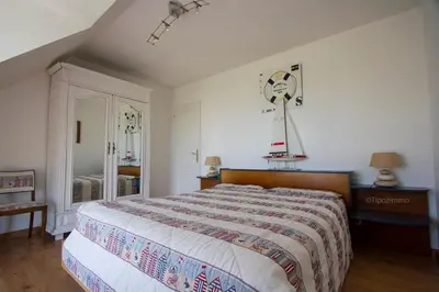 Un ou plusieurs lits dans un hébergement de l'établissement Tipoz'Immo - maison Les Galets - vue mer de toute la maison - animaux bienvenus - fibre inclus - linge inclus et lits faits - terrasse - parking gratuit - proche des commerces et des attractions touristiques
