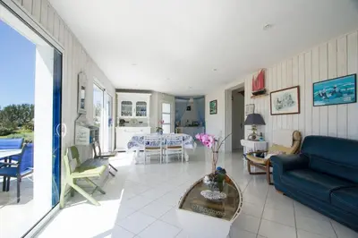 Coin salon dans l'établissement Tipoz'Immo - maison Les Galets - vue mer de toute la maison - animaux bienvenus - fibre inclus - linge inclus et lits faits - terrasse - parking gratuit - proche des commerces et des attractions touristiques