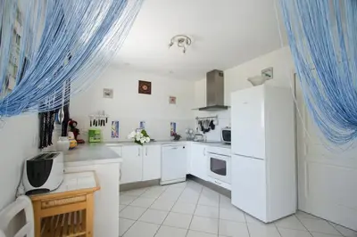 Cuisine ou kitchenette dans l'établissement Tipoz'Immo - maison Les Galets - vue mer de toute la maison - animaux bienvenus - fibre inclus - linge inclus et lits faits - terrasse - parking gratuit - proche des commerces et des attractions touristiques