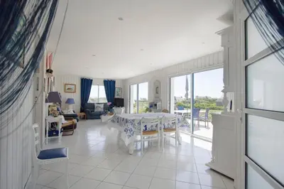 Coin salon dans l'établissement Tipoz'Immo - maison Les Galets - vue mer de toute la maison - animaux bienvenus - fibre inclus - linge inclus et lits faits - terrasse - parking gratuit - proche des commerces et des attractions touristiques