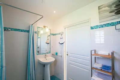 Salle de bains dans l'établissement Tipoz'Immo - maison Les Galets - vue mer de toute la maison - animaux bienvenus - fibre inclus - linge inclus et lits faits - terrasse - parking gratuit - proche des commerces et des attractions touristiques