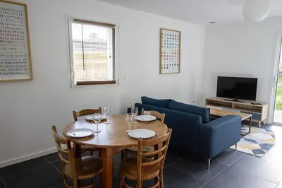 Télévision ou salle de divertissement dans l'établissement Appartement Neuf - Port de l'AberWrac'h -