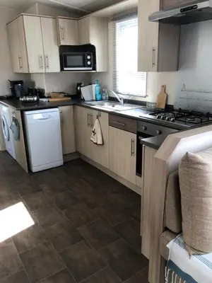 Cuisine ou kitchenette dans l'établissement Mobilhome spacieux et calme