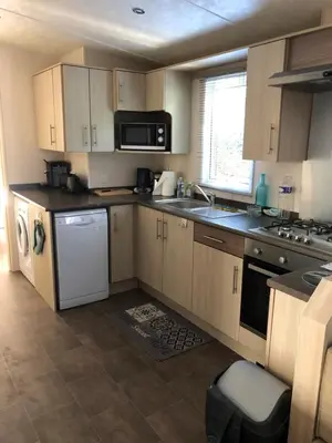 Cuisine ou kitchenette dans l'établissement Mobilhome spacieux et calme