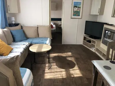Télévision ou salle de divertissement dans l'établissement Mobilhome spacieux et calme