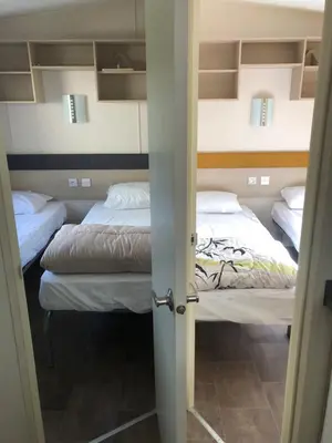 Un ou plusieurs lits dans un hébergement de l'établissement Mobilhome spacieux et calme