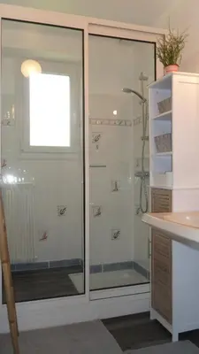 Salle de bains dans l'établissement Maison de vacances