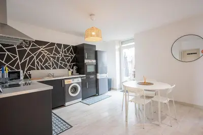 Cuisine ou kitchenette dans l'établissement Charmant T2 - Proche commerce et parking gratuit