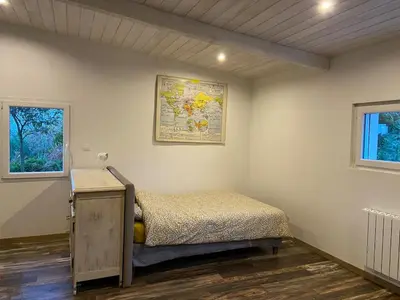 Un ou plusieurs lits dans un hébergement de l'établissement Grande maison vue mer de la pièce principale, terrasse, et des 3 chambres