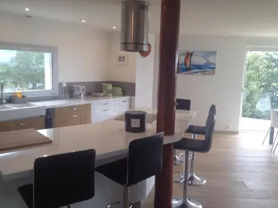 Cuisine ou kitchenette dans l'établissement Grande maison vue mer de la pièce principale, terrasse, et des 3 chambres