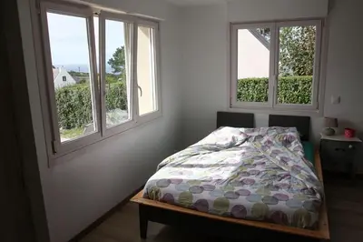 Un ou plusieurs lits dans un hébergement de l'établissement Grande maison vue mer de la pièce principale, terrasse, et des 3 chambres