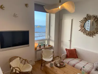 Télévision ou salle de divertissement dans l'établissement Suite hôtelière face à la mer